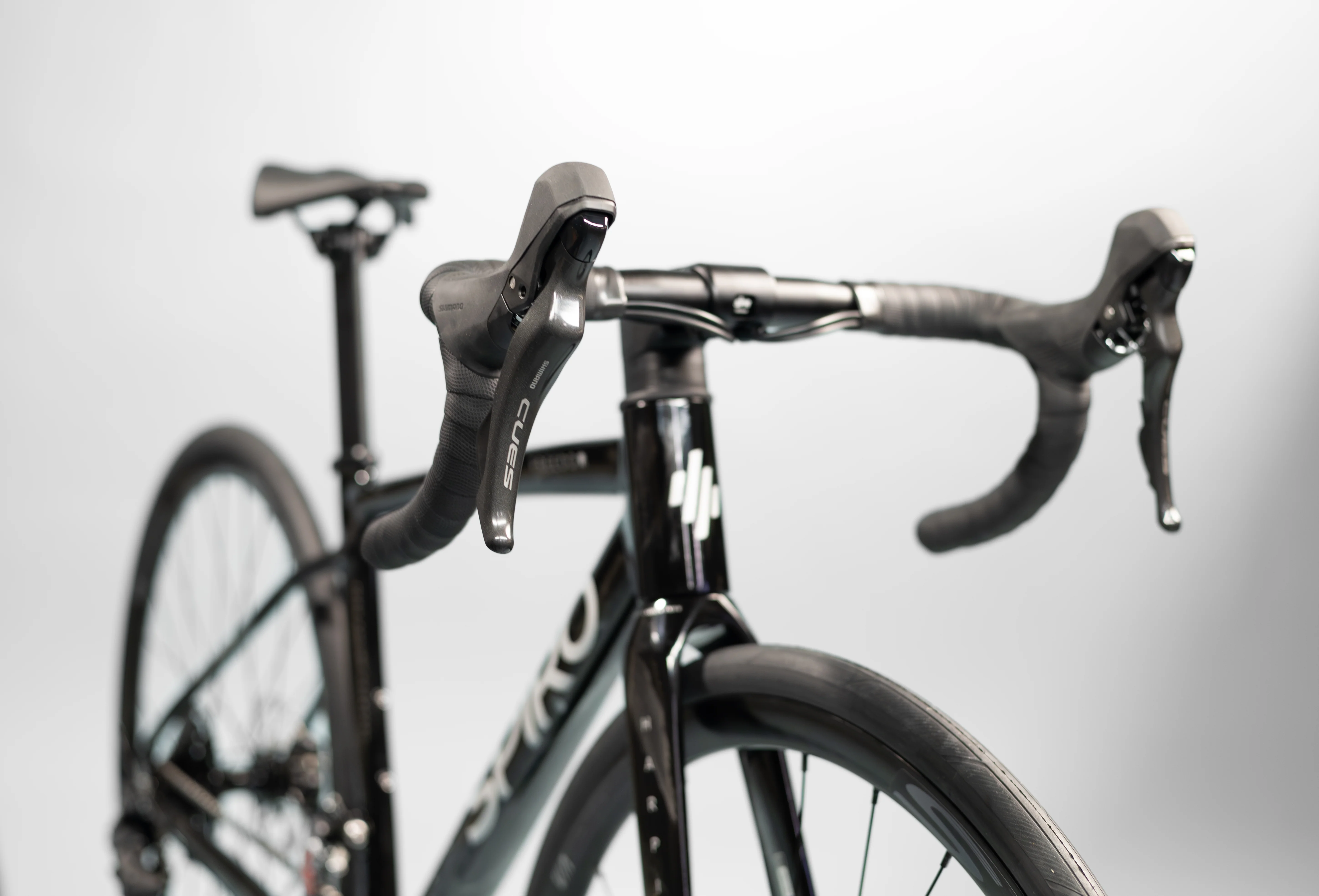 Bicicleta de ruta FREEDOM en aluminio con tenedor en carbono y Shimano Cues de 2x10 vel - Image 4